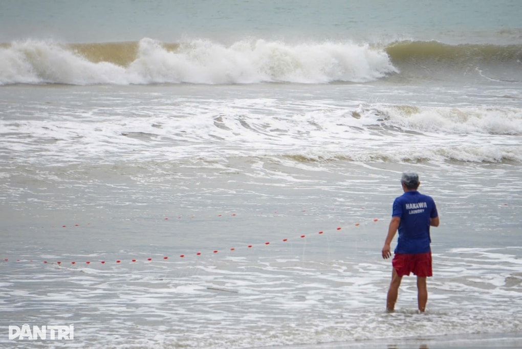 Du khách ra biển lướt sóng trước giờ bão Kalmaegi áp sát - 2 Du khách ra biển lướt sóng trước giờ bão Kalmaegi áp sát - 2