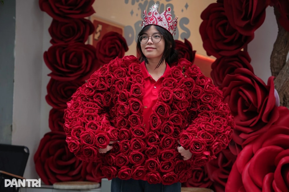 Quán cà phê ở Hà Nội gây sốt vì cho khách mặc áo hoa hồng giống G-Dragon - 2 Quán cà phê ở Hà Nội gây sốt vì cho khách mặc áo hoa hồng giống G-Dragon - 2