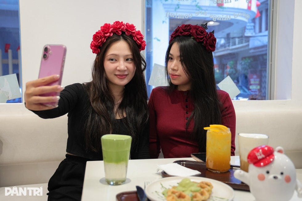 Quán cà phê ở Hà Nội gây sốt vì cho khách mặc áo hoa hồng giống G-Dragon - 8 Quán cà phê ở Hà Nội gây sốt vì cho khách mặc áo hoa hồng giống G-Dragon - 8