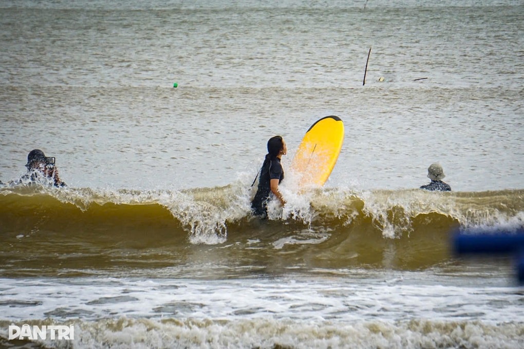 Du khách ra biển lướt sóng trước giờ bão Kalmaegi áp sát - 1 Du khách ra biển lướt sóng trước giờ bão Kalmaegi áp sát - 1