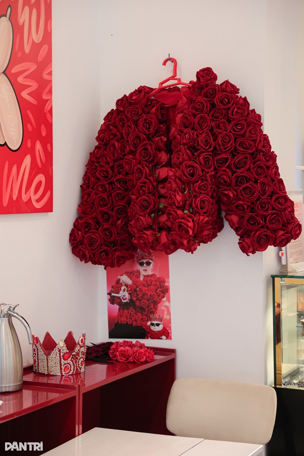 Quán cà phê ở Hà Nội gây sốt vì cho khách mặc áo hoa hồng giống G-Dragon - 4 Quán cà phê ở Hà Nội gây sốt vì cho khách mặc áo hoa hồng giống G-Dragon - 4