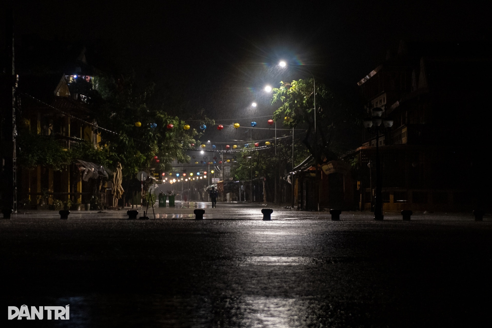 Phố cổ Hội An vắng lặng lạ thường trước bão số 13 - 4