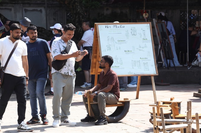 Du khách Ấn Độ tới Việt Nam, tham quan Văn Miếu, nhà tù Hỏa Lò. Ảnh: Giang Huy