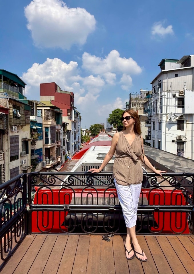 Khách nước ngoài trải nghiệm tàu du lịch 5 cửa ô ở Hà Nội. Ảnh: NVCC