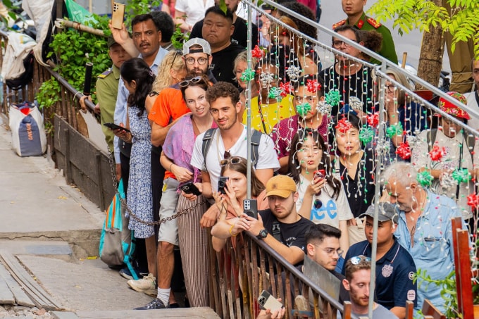 Khách nước ngoài trải nghiệm ở phố đường tàu Hà Nội tháng 9/2025. Ảnh: Hoàng Giang