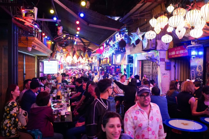 Du khách đổ về phố cổ Hà Nội vui chơi ban đêm. Ảnh: Hoàng Giang