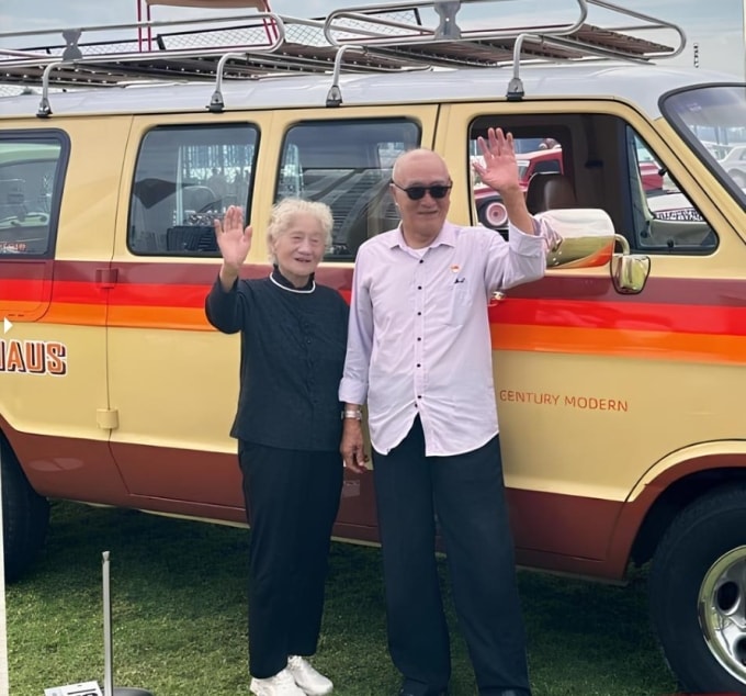 Vợ chồng ông Wang trong một chuyến du lịch bằng xe tự lái. Ảnh: SCMP