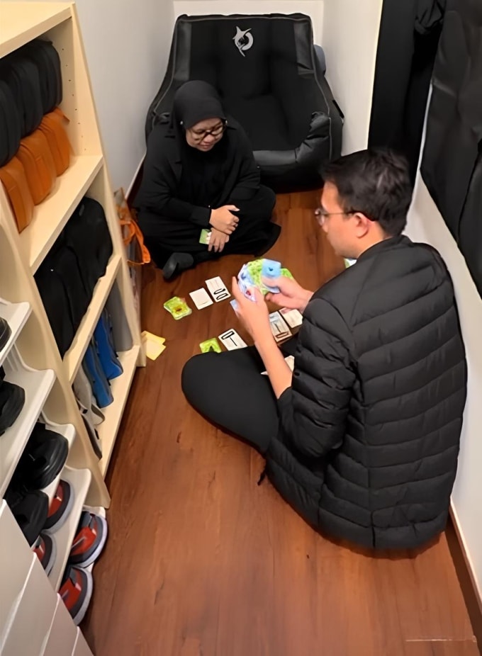 Đôi vợ chồng sinh hoạt trong căn phòng tối giản. Ảnh cắt từ video