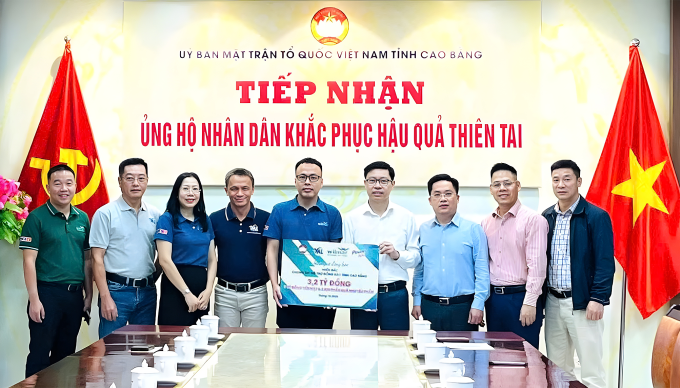 Đại diện Tập đoàn Wilmar CLV trao tặng tài trợ cho tỉnh Cao Bằng sáng 31/10. Ảnh: Lê Uyên