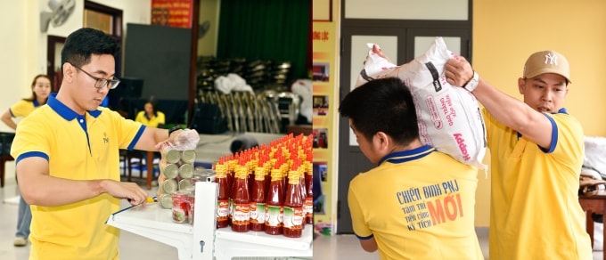 Các tình nguyện viên cấp tốc chuẩn bị vận hành siêu thị. Ảnh: Phúc Ân