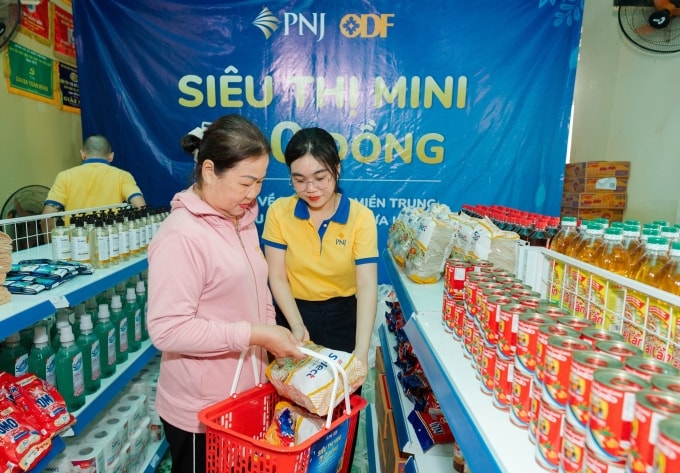 Tình nguyện viên PNJ hỗ trợ bà con mua sắm tại phường Điện Bàn. Ảnh: Duy Thanh
