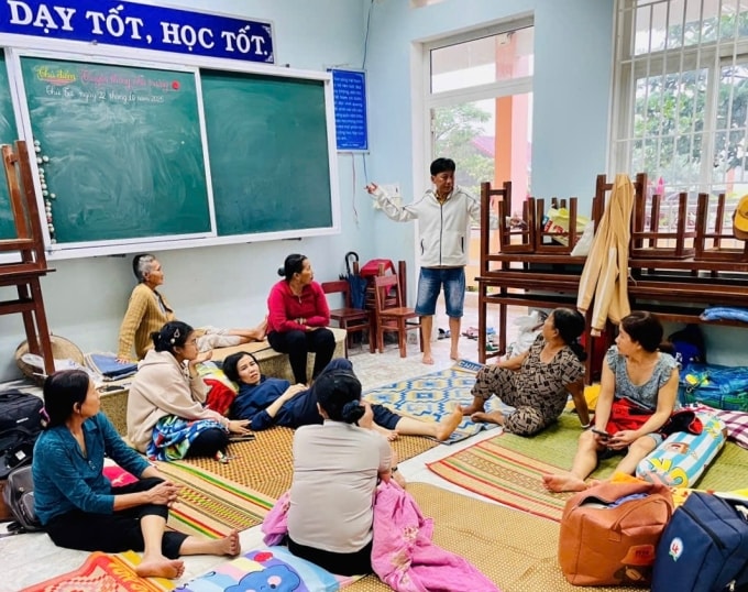 Người dân xóm Bình Tân Tây, xã Phù Mỹ Nam, Gia Lai tránh bão tại Trường tiểu học số 2 Mỹ Hiệp, sáng 6/11. Ảnh: Liên Nguyễn