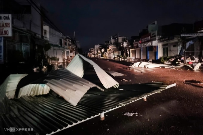 Mái tôn nhà dân ở phường Quy Nhơn Nam bị bão quật văng nằm ngổn ngang trên đường. Ảnh: Đình Văn