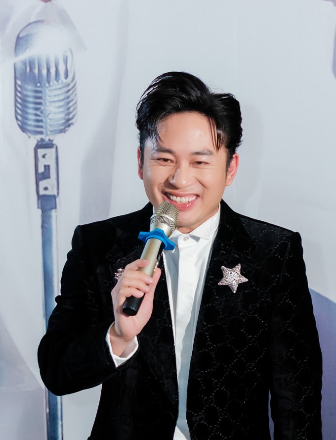 Ca sĩ Tùng Dương trong buổi ra mắt đĩa than The Voice - Timeless. Ảnh: Ban tổ chức cung cấp