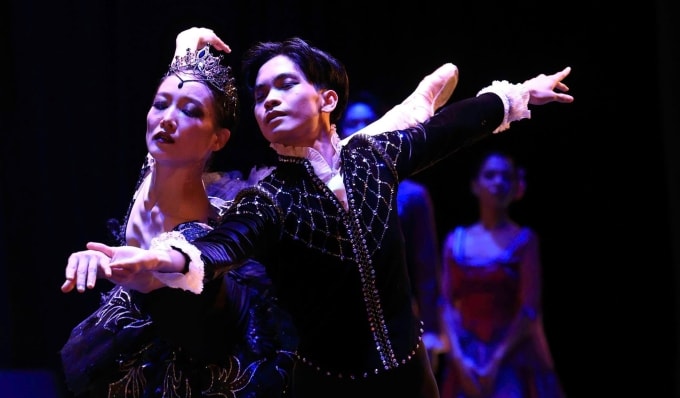 Vũ công Chika Tatsumi (trái) và Lê Đức Anh trong vũ kịch. Ảnh: Ban tổ chức cung cấp