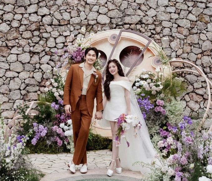 Đình Tú, Ngọc Huyền trong lễ vows ngoài trời. Ảnh: 7799 Wedding Storyteller