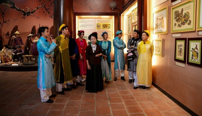 Thành viên chương trình được tìm hiểu về văn hóa truyền thống. Ảnh: BTC