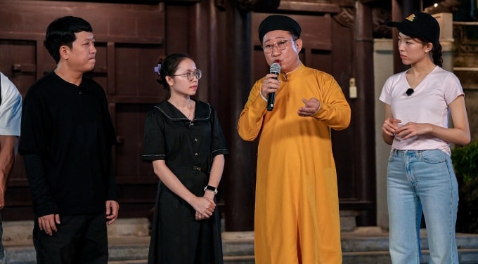 Ông Lý Xương Căn (áo dài vàng) chia sẻ câu chuyện về hoàng tử Lý Long Tường. Ảnh: BTC