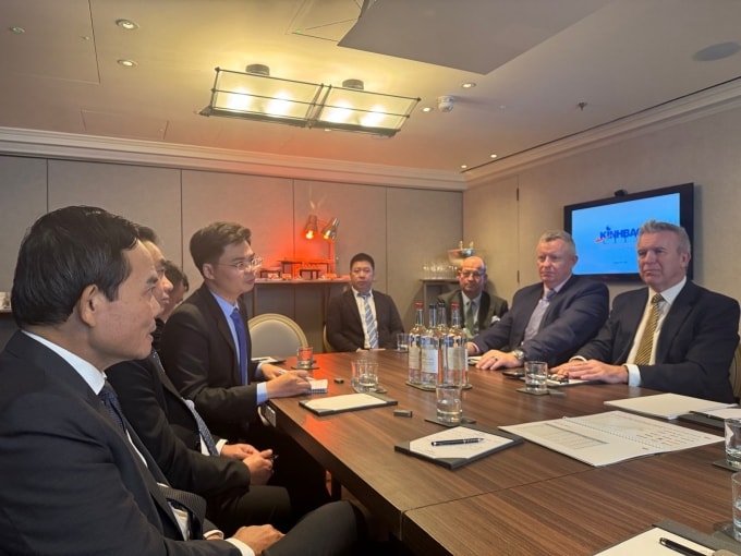 Bí thư Thành ủy TP HCM Trần Lưu Quang và đại diện đến từ KBC, AIC và VietinBank trao đổi về việc hợp tác phát triển hạ tầng số. Ảnh: KBC