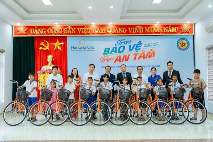 Đơn vị trao tặng nhiều món quà thiết thực cho các hoàn cảnh khó khăn. Ảnh: Hanwha Life Việt Nam