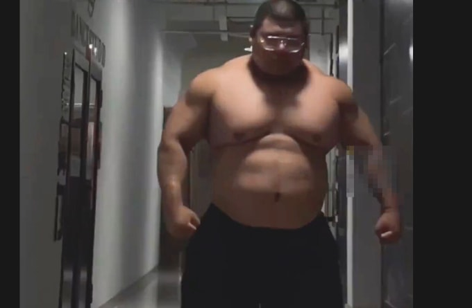 Hứa trong một video khoe cơ bắp. Ảnh chụp màn hình