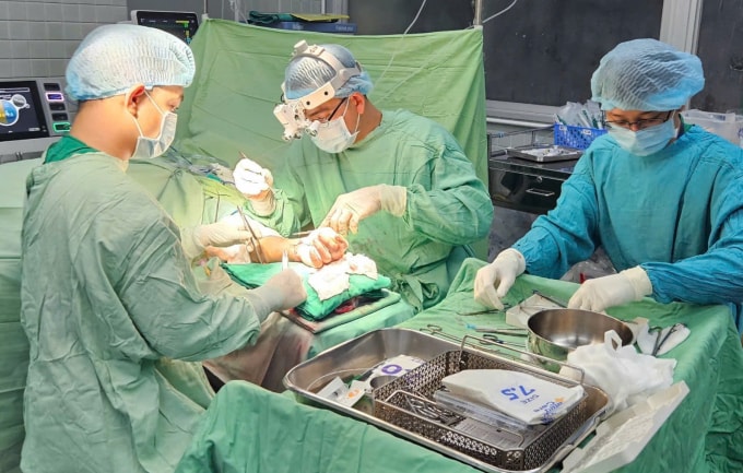 Các bác sĩ phẫu thuật cho bệnh nhân. Ảnh: Bệnh viện cung cấp