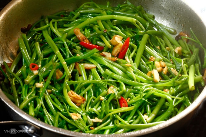 Rau lá xanh đậm như rau muống xào giàu chất xơ, vitamin. Ảnh: Bùi Thủy