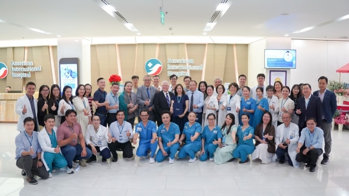 Tập thể cán bộ, nhân viên y tế bệnh viện chụp lưu niệm với đoàn thẩm định JCI. Ảnh: AIH