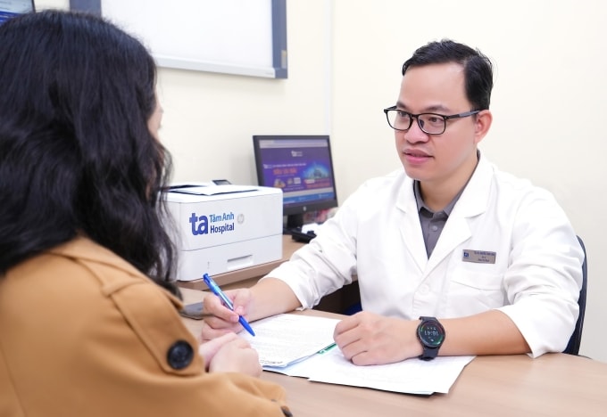 Bác sĩ Long thăm khám và tư vấn cho người bệnh. Ảnh: Bệnh viện Đa khoa Tâm Anh