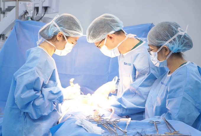 Bác sĩ đang thực hiện một ca phẫu thuật ung thư. Ảnh minh họa: Bệnh viện Đa khoa Tâm Anh