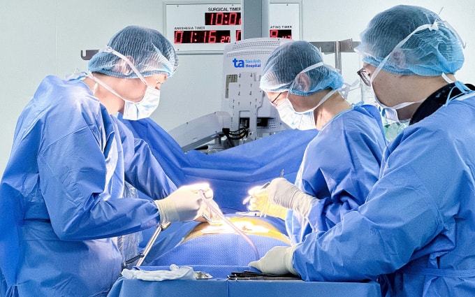 Bác sĩ Dũng (thứ hai bên phải) phẫu thuật nắn chỉnh cột sống cho An. Ảnh: Bệnh viện Đa khoa Tâm Anh