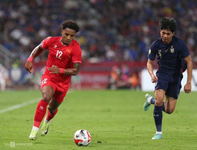 Nguyễn Xuân Son (áo đỏ) thi đấu ở trận Việt Nam thắng Thái Lan 3-2 tại lượt về chung kết ASEAN Cup 2024, trên sân Rajamangala, Thái Lan ngày 5/1/2025. Ảnh: Đức Đồng