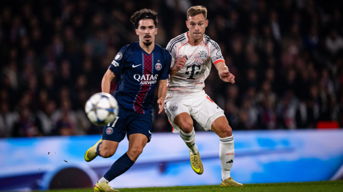 Joshua Kimmich (phải) tranh chấp với Vitinha trong trận Bayern thắng PSG 2-1 ở lượt bốn Champions League trên sân Parc des Princes, Paris, Pháp ngày 4/11/2025. Ảnh: FC Bayern