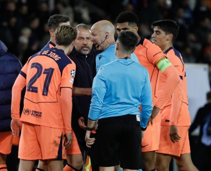 Flick (áo đen) và các cầu thủ phàn nàn về việc trọng tài cho kết thúc sớm trận Club Brugge 3-3 Barca ở lượt bốn vòng bảng Champions League tối 5/11. Ảnh: MD