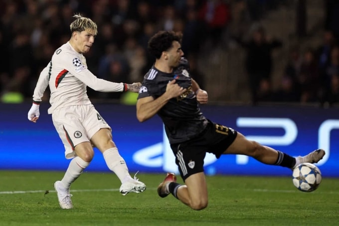 Garnacho (trắng) gỡ hòa 2-2 cho Chelsea, trên sân Tofiq Bahramov, Baku, Azerbaijan hôm 5/11. Ảnh: Reuters