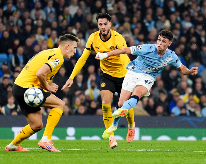 Phil Foden cứa lòng nâng tỷ số lên 3-0. Ảnh: PA
