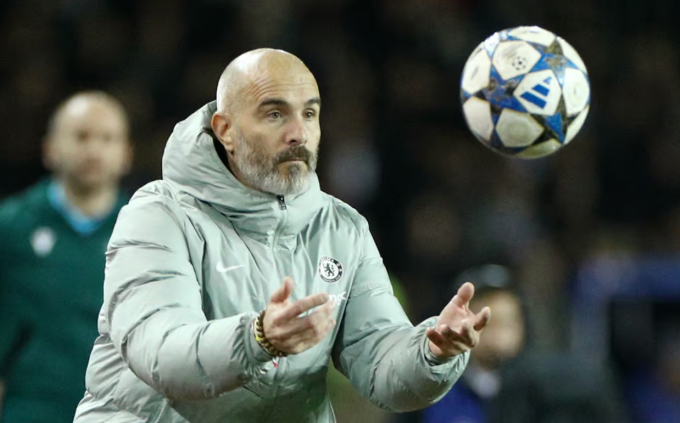 HLV Enzo Maresca ném bóng trong trận Chelsea hòa Qarabag 2-2 ở lượt bốn Champions League trên sân Tofiq Bahramov, Baku, Azerbaijan ngày 5/11. Ảnh: Reuters