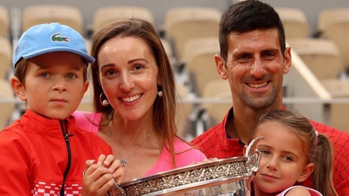 Con trai Stefan, vợ Jelena, Djokovic và con gái Tara (từ trái qua phải) tại Roland Garros 2023. Ảnh: Reuters