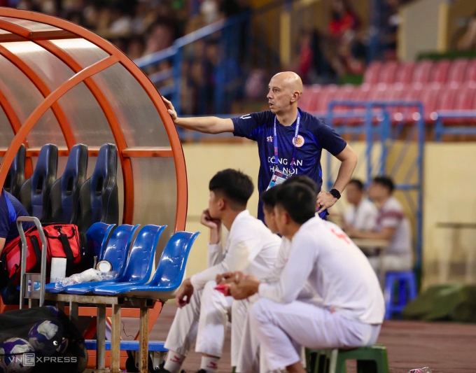 Trợ lý HLV Công an Hà Nội Luis Viegas trốn sau cabin khu kỹ thuật để tránh thẻ vàng, trong trận hòa Hà Tĩnh 0-0 ở vòng 22 V-League 2024-2025, trên sân Hàng Đẫy, tối 9/5/2025. Ảnh: Hoàng Huynh