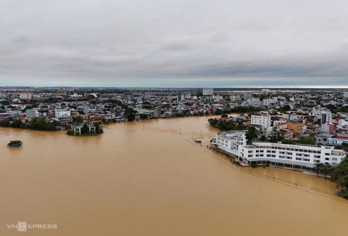 Nước lũ vẫn tràn qua Đập Đá trong ngày 4/11. Ảnh: Võ Thạnh