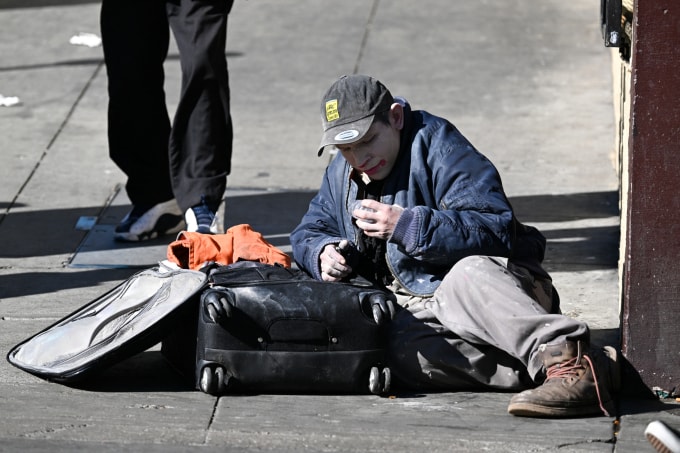 Một người vô gia cư ngồi vạ vật trên phố khi thành phố San Francisco triển khai chiến dịch chống fentanyl hồi tháng 2/2024. Ảnh: AFP