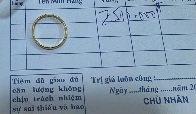 Tích góp những tờ 2.000 - 5.000 đồng gần cả năm, tôi đem đi mua được 5 phân vàng. Ảnh: Huệ Nhiên