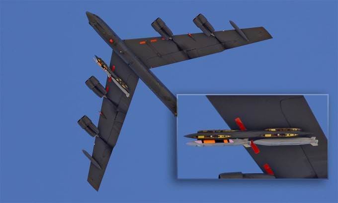 Oanh tạc cơ B-52 với hai vật thể giống tên lửa hành trình mà Mỹ đang bí mật phát triển trong ảnh công bố ngày 4/11. Ảnh: Instagram/lookunderocks