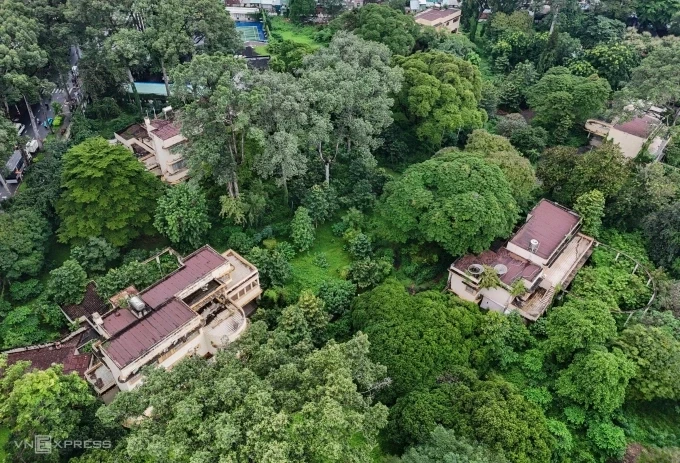 Cụm biệt thự bỏ hoang tại khu đất số 1 Lý Thái Tổ, tháng 10/2024. Ảnh: Quỳnh Trần