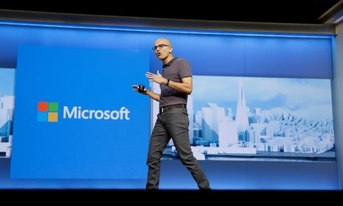 Satya Nadella - CEO Microsoft thuyết trình trong một sự kiện của hãng này.Ảnh: AP