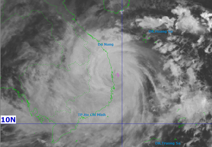 Tâm bão cách Quy Nhơn 60 km lúc 17h ngày 6/11. Ảnh: NCHMF