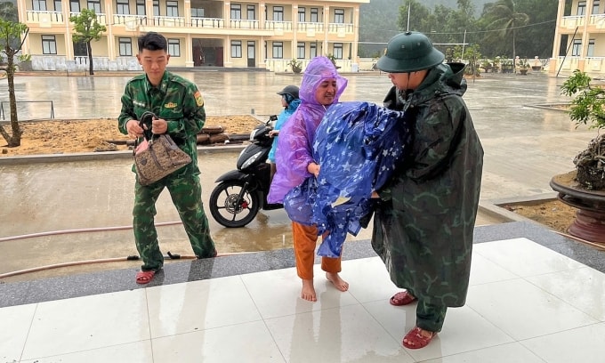 Người dân vùng tâm bão đi qua ở Sa Huỳnh, Quảng Ngãi vội vã mang theo đồ đạc đến Đồn biên phòng Sa Huỳnh để tránh trú. Ảnh: Phạm Linh