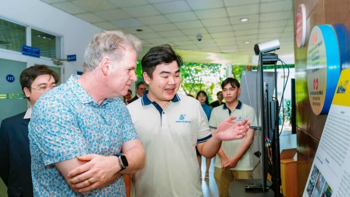 inh viên trường Đại học Công nghệ Thông tin gặp ông Keith Strier - Phó chủ tịch Tập đoàn Nvidia (ngoài cùng bên phải), tháng 4/2024. Ảnh: UIT