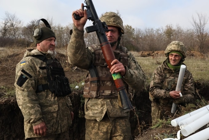 Tân binh Ukraine học sử dụng súng phóng lựu RPG-7 ngày 5/11. Ảnh: AFP
