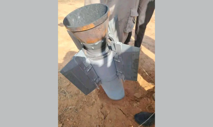 Vật thể được cho là xác đạn tên lửa của hệ thống phòng không FK-2000 gần hiện trường máy bay Il-76 rơi hôm 4/11. Ảnh: X/mintelworld